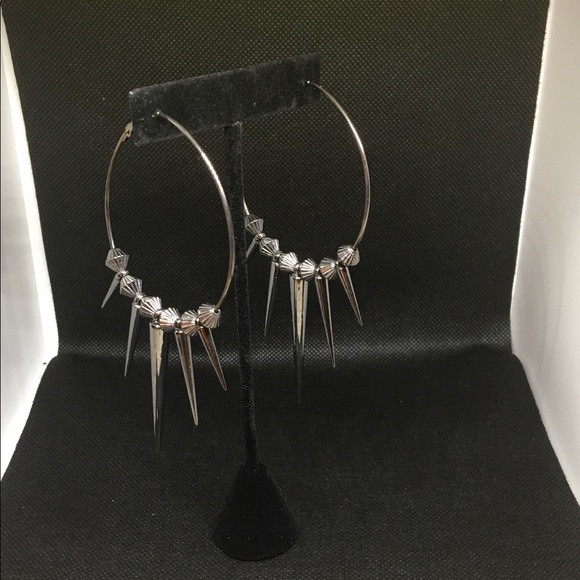 🐾 NWT Large Spiked and Studded Earrings - Picture 5 of 7